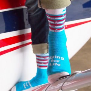 Lichtblauwe sokken met rood/witte randen. Opvallend en helemaal MAF! Van Mission Aviation Fellowship Nederland